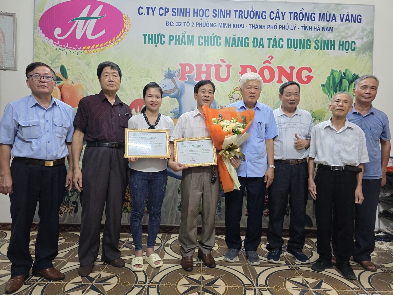 Sáng ngày 1/8, tại Hà Nam, Tổng hội NN&PTNT Việt Nam đã trao quyết định công nhận hội viên tập thể cho Công ty Cổ phần Sinh học Sinh trưởng Cây trồng Mùa Vàng và hội viên cá nhân cho ông Nguyễn Chí Thông - Chủ tịch HĐQT kiêm Giám đốc Công ty này.